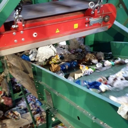 Automatische Sortieranlage zum Trennen von Kunststoffabfällen
